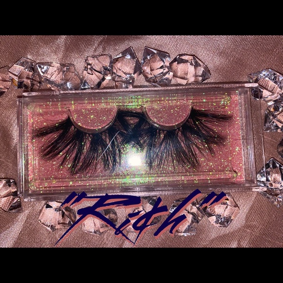 Lashes - Picture 7 of 13